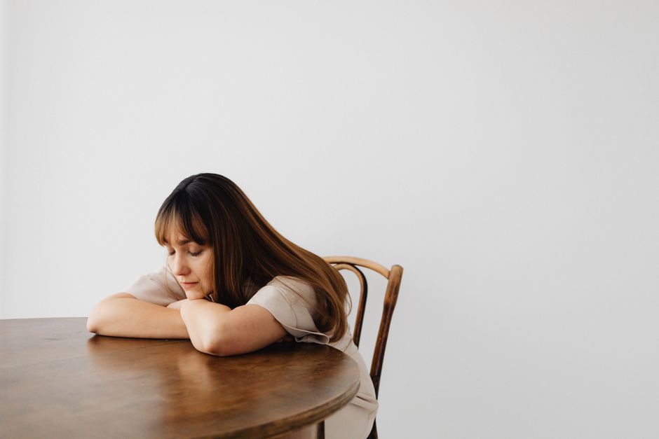Personne apaisée, yeux fermés, engagée dans un travail intérieur depuis un lieu de calme