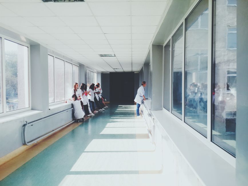 Couloir d'hôpital, évoquant les années de pratique en neurologie