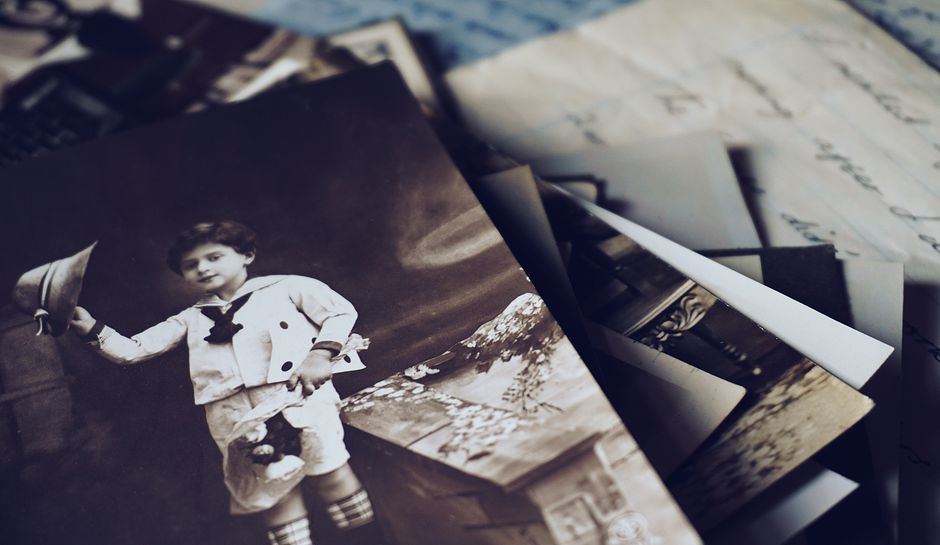 Photographies et lettres anciennes évoquant la mémoire du passé