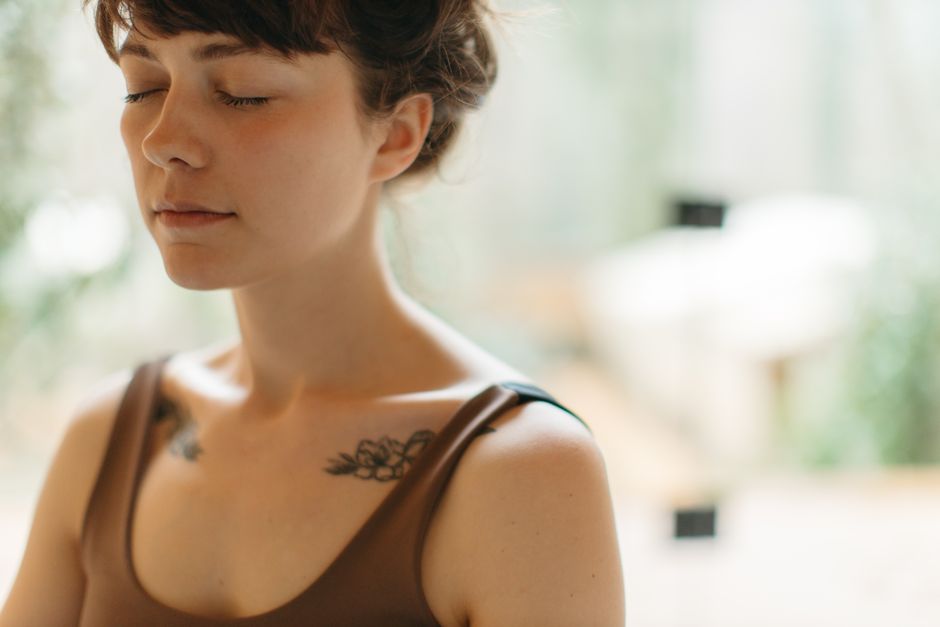 Personne aux yeux fermés, attentive à sa respiration et à ses sensations corporelles