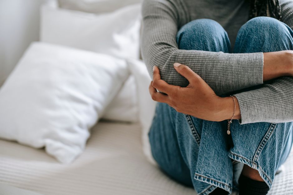 Personne repliée sur elle-même, illustrant un accès barré à ses propres ressources