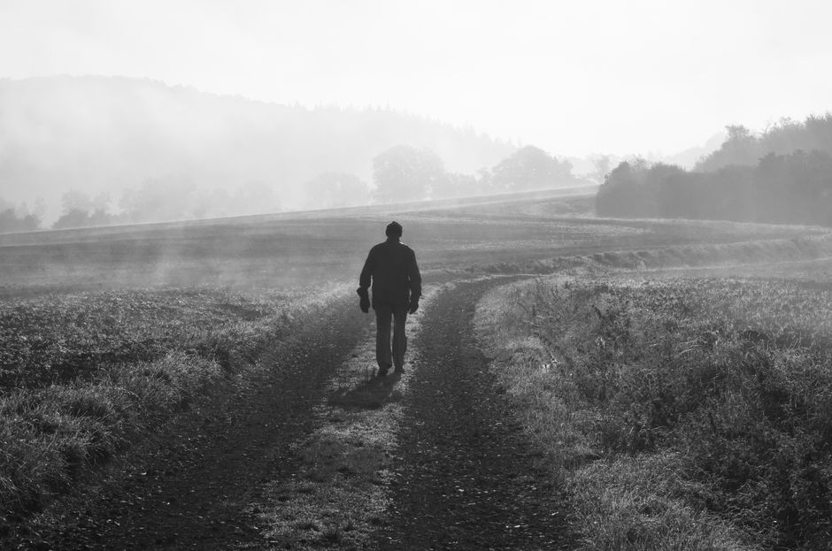 Personne marchant seule dans le brouillard, image d'un état encore indifférencié