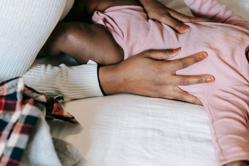 Mère apaisant son bébé par le contact, illustration de la corégulation précoce