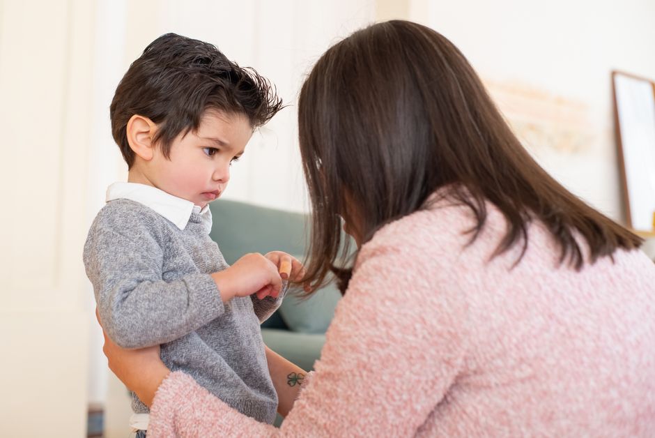 Mère consolant son enfant et nommant ce qu'il traverse