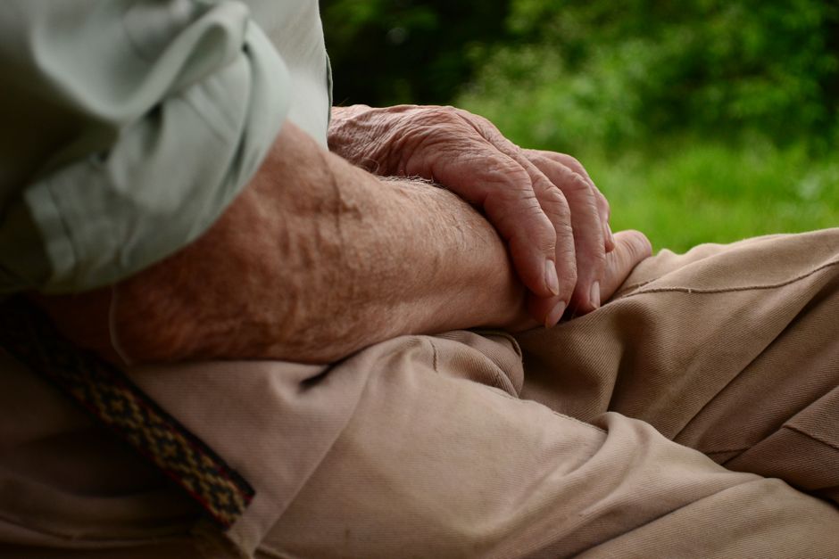 Mains posées au repos sur les genoux, image d'un retour au calme corporel
