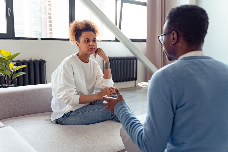 Deux personnes en séance, explicitant ensemble ce qui se joue dans la relation